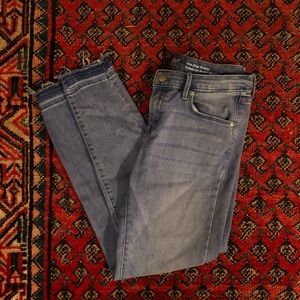 cute blue cropped skinny jeans !!